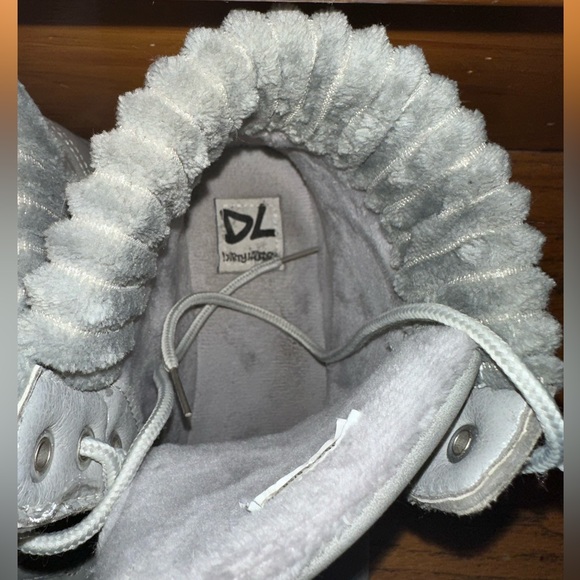 EUC CHINESE LAUNDRY - Picture 9 of 9